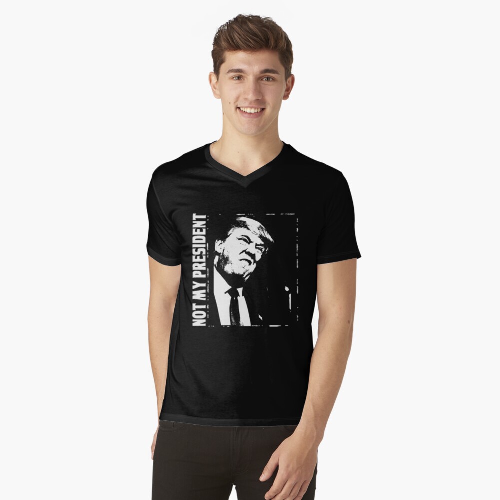 Vista previa del artículo con la obra «Camiseta de cuello en V», diseñado y vendido por Treason666.