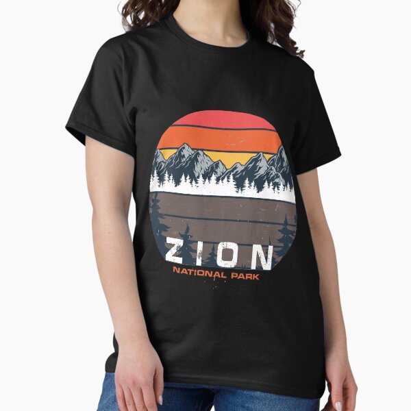 Vista previa del artículo con la obra «Parque Nacional Zion Vintage Sunset Travel / Camping T Shirt / Funnt T Shirt», diseñado y vendido por quangduongutc.