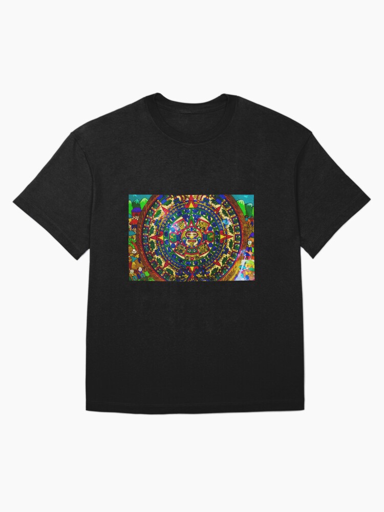 Imagen 3 de 7, Camiseta oversize con la obra Calendario azteca, diseñada y vendida por FotoLibreStudio.