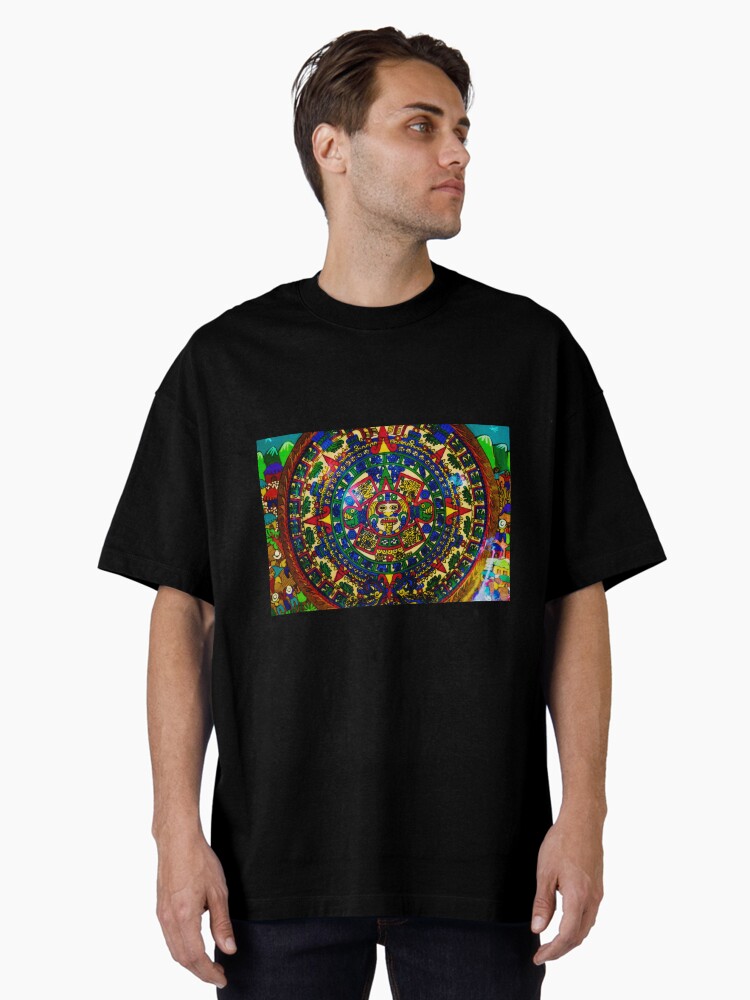 Imagen 1 de 7, Camiseta oversize con la obra Calendario azteca, diseñada y vendida por FotoLibreStudio.