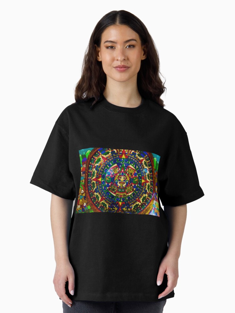 Imagen 2 de 7, Camiseta oversize con la obra Calendario azteca, diseñada y vendida por FotoLibreStudio.