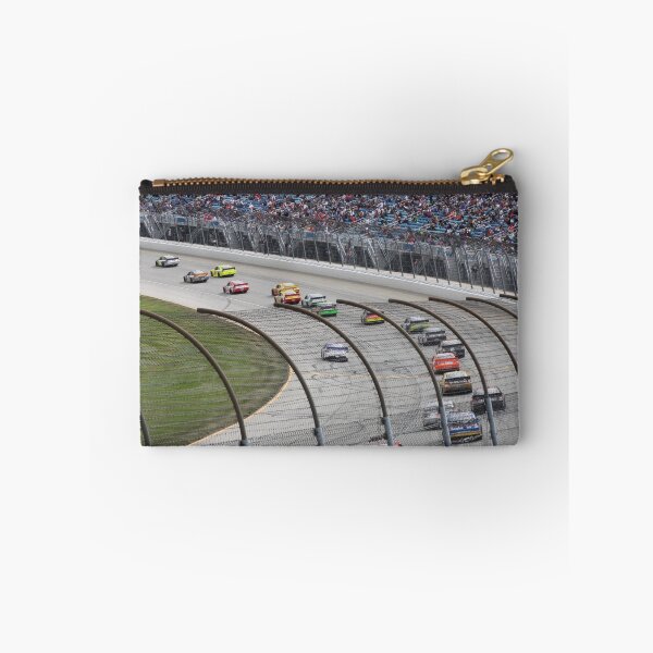Artikelvorschau, Illinois. Fahrer mögen unsere Strecke hier in Chicago, weil sie viel Überholen ermöglicht und eine sehr schnelle Strecke ist. Jimmie Johnson hält mit seiner Runde von 188,147 MPH im Jahr 2005 den Streckenrekord in Chicagoland. Tony Stewart "Smoke" gewann entworfen und verkauft von Marija.