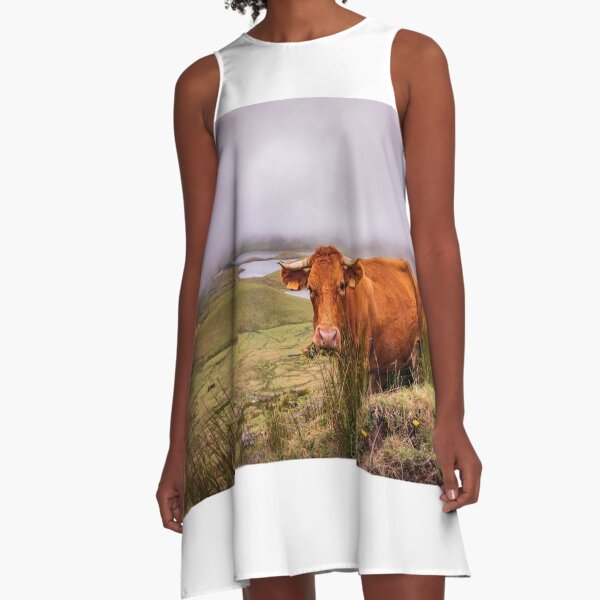 Vista previa del artículo con la obra «Vaca linda, mirando, gracioso, animales, en la naturaleza, paisaje increíble, islas Azores.», diseñado y vendido por AylaHarbich.