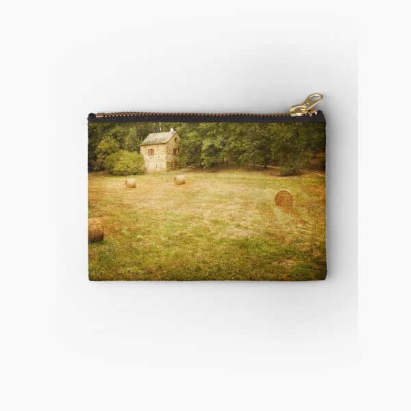 Artikelvorschau, Barn and Hay Bales - Najac, France entworfen und verkauft von Rob Lewis.
