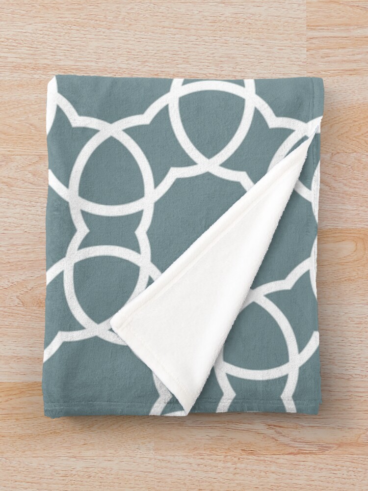 Thumbnail 3 von 6, Fleecedecke, Blue and White Petal Shape Tile Pattern Coordinates w/ Farrow & Ball 2022 Popular Color Stone Blue 86 - Colour Trends - Trending Hue designt und verkauft von ColorOfTheYears.