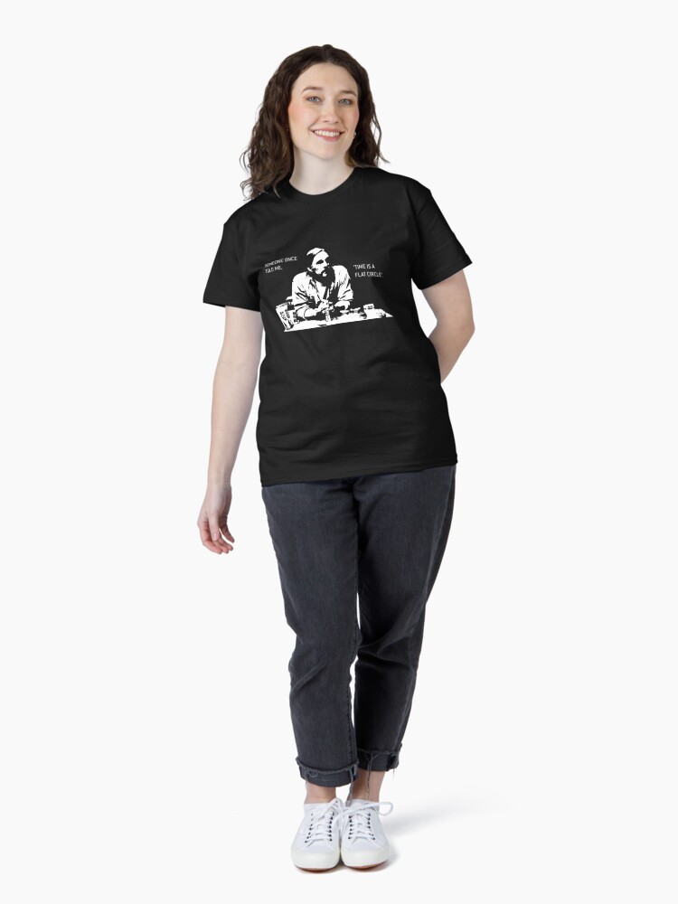 Imagen 4 de 7, Camiseta clásica con la obra El tiempo es un círculo plano, diseñada y vendida por CForward.