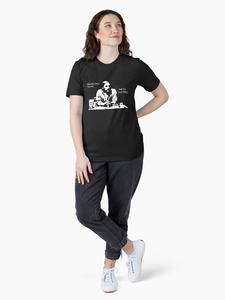 Imagen 4 de 7, Camiseta esencial con la obra El tiempo es un círculo plano, diseñada y vendida por CForward.