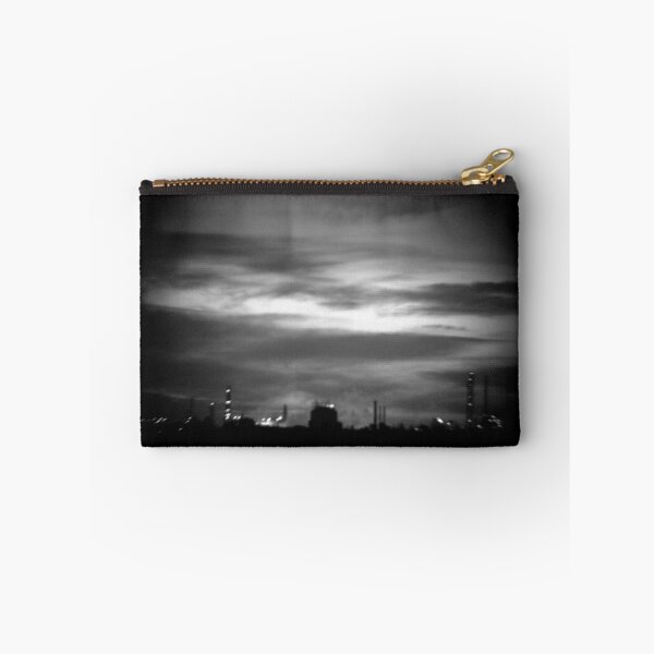 Aperçu de l'œuvre April BW Industrial Sunset créée et vendue par Tracey Phillips.