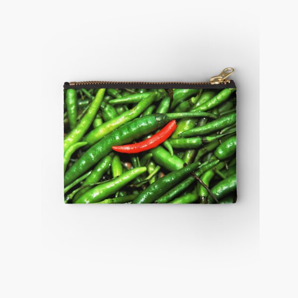 Aperçu de l'œuvre Red on green chilli. créée et vendue par Phil Bower.