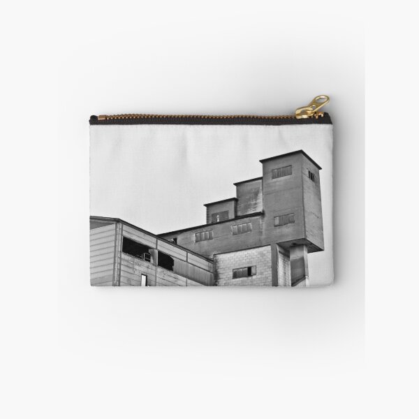 Artikelvorschau, Up against a grey sky entworfen und verkauft von InaMaria.