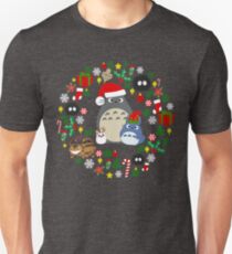 Weihnachten Totoro in dunkelgrauem - Feiertag, Weihnachten, Geschenke, Pfefferminz, Zuckerstange, Mistelzweig, Schneeflocke, Poinsettia, Anime, Catbus, Ruß Sprite, Blau, Weiß, Manga, Hayao Miyazaki, Studio Ghibl Slim Fit T-Shirt