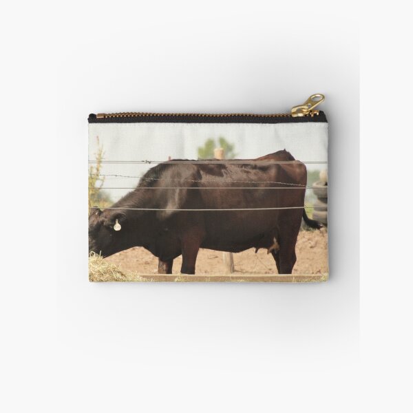 Aperçu de l'œuvre Black Cow and Tires créée et vendue par ThomasMurphy.