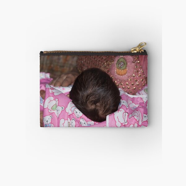 Artikelvorschau, View of a mother holding her baby, with only the hair on the head visible entworfen und verkauft von ashishagarwal74.