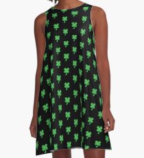 Grüner Kleeshamrock für St Patrick Tag niedlich! A-Linien Kleid