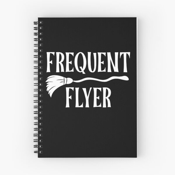 Aperçu de l'œuvre Cadeau d'Halloween de balai de sorcière pour voyageur fréquent créée et vendue par kolbasound.