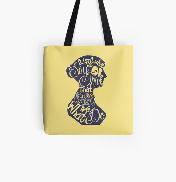 Jane Austen - Es ist nicht das, was wir sagen oder denken, das uns definiert, sondern was wir tun. Allover-Print Tote Bag