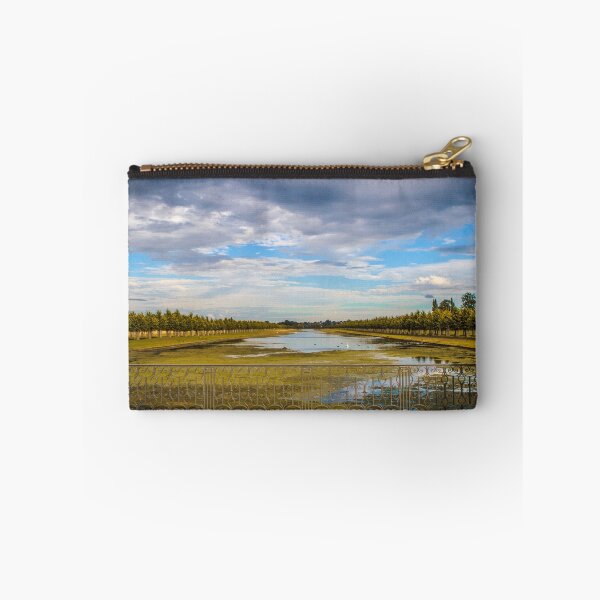 Artikelvorschau, Hampton Court's lake entworfen und verkauft von Marcelo Lutter-Paz.
