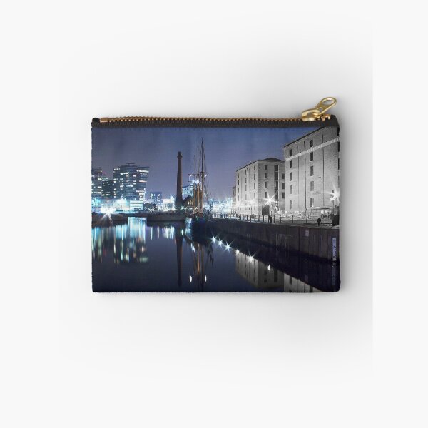Aperçu de l'œuvre Canning Dock At Night - Liverpool créée et vendue par Paul Madden.