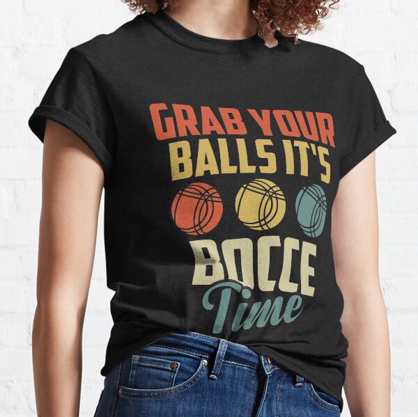 Vista previa del artículo con la obra «Agarra tus pelotas Es hora de las bochas Idea de regalo divertida para jugadores de bochas / Regalos de Navidad Diseño vintage», diseñado y vendido por Chamssou.