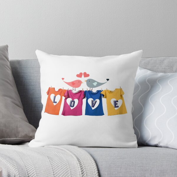 Artikelvorschau, Bunte Liebesbriefe, Schilder auf T-Shirt mit süßen Liebesvögeln und Herzen. Liebe steht auf dem Spiel. entworfen und verkauft von AccessMyself.