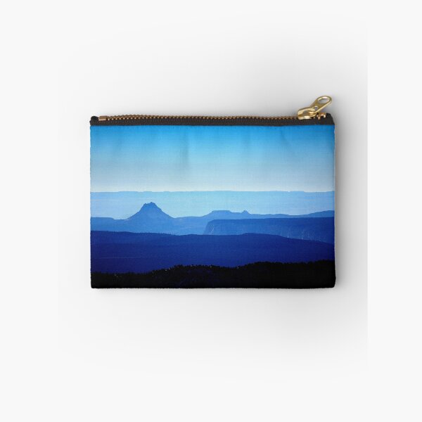 Artikelvorschau,  Ich habe diesen blauen, dunstigen Sonnenaufgang über den fernen Bergen eingefangen. entworfen und verkauft von Michael Kannard.