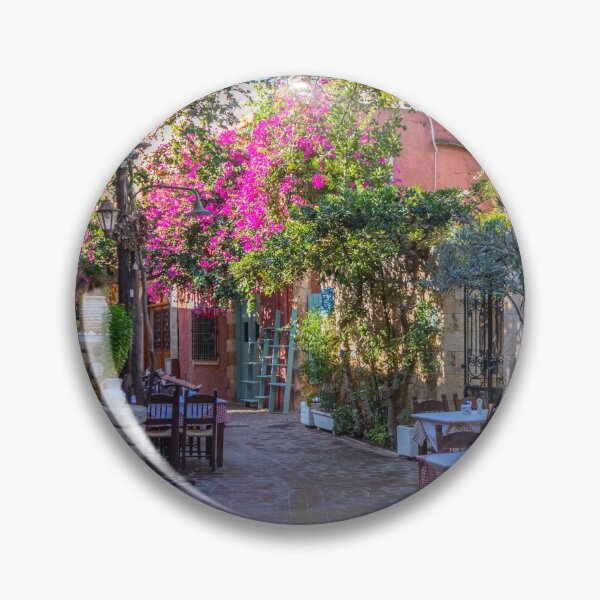 Aperçu de l'œuvre Tables de restaurant dans la vieille Canée, Crète, Grèce créée et vendue par Kevin Hellon.