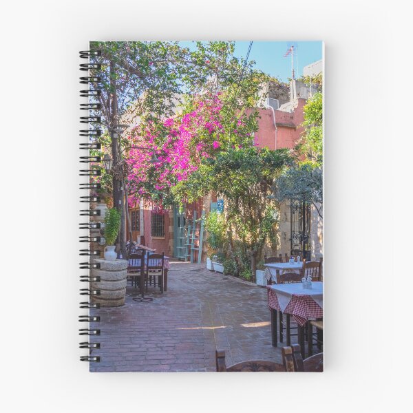 Aperçu de l'œuvre Tables de restaurant dans la vieille Canée, Crète, Grèce créée et vendue par Kevin Hellon.