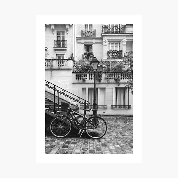 Aperçu de l'œuvre Photo noir et blanc de la rue de Paris créée et vendue par SerenityWallArt.