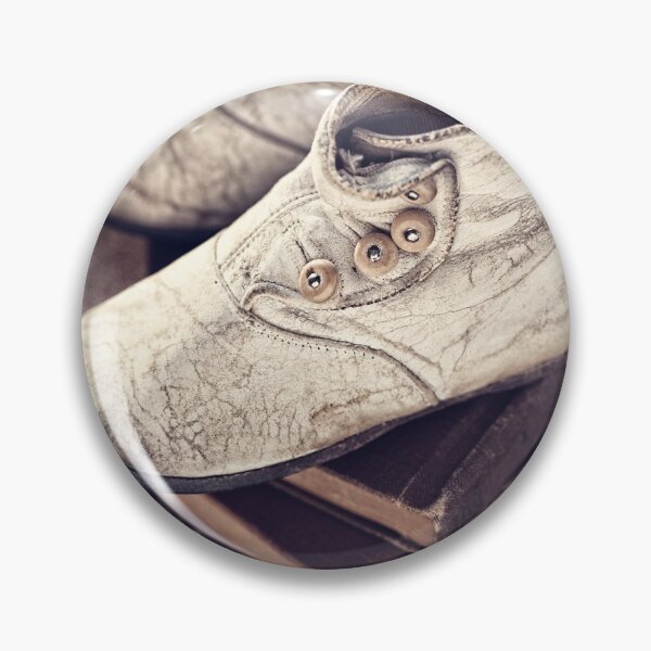 Artikelvorschau, Vintage Babyschuhe entworfen und verkauft von Leslie Banks.