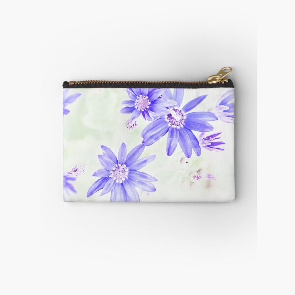 Aperçu de l'œuvre Faded Blue Flowers créée et vendue par MLP Fine Art.