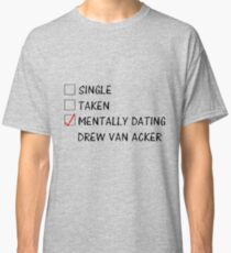Camiseta clásica mental que data de Drew Van Acker
