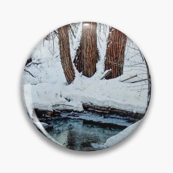 Artikelvorschau, Kleiner Teich im Wald im Winter schneebedeckt entworfen und verkauft von celinebisson.