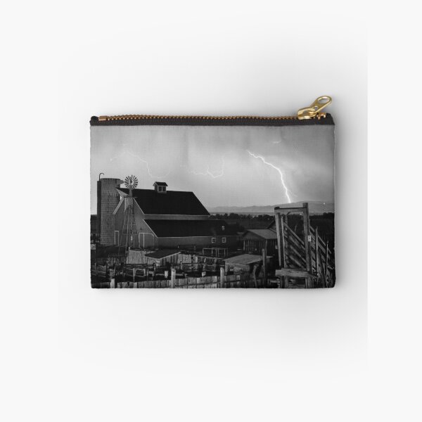 Artikelvorschau, McIntosh Farm Lightning Thunderstorm BW entworfen und verkauft von Bo Insogna.