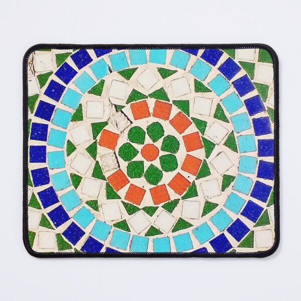 Artikelvorschau, Gefliester Mosaik-Blumenkreis entworfen und verkauft von Laura Baruffa.