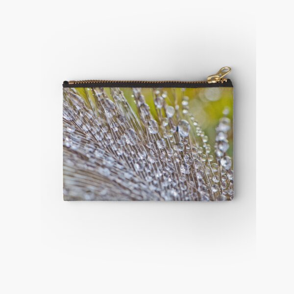 Artikelvorschau, Morning dew on feather entworfen und verkauft von Adam Le Good.