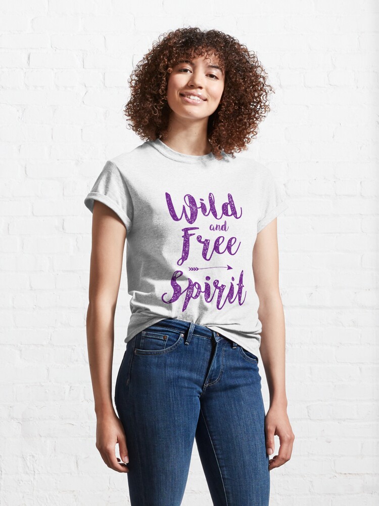 Camiseta clásica con la obra Wild and free spirit, diseñada y vendida por weloveboho