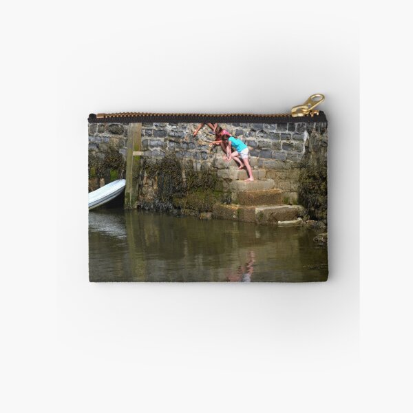 Aperçu de l'œuvre Kids Fishing For Crabs At Lyme,Dorset,UK créée et vendue par lynn carter.