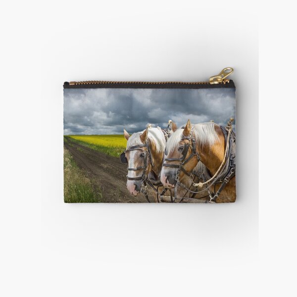 Artikelvorschau, Team of Horses by a Canola Field in Alberta entworfen und verkauft von Randall Nyhof.