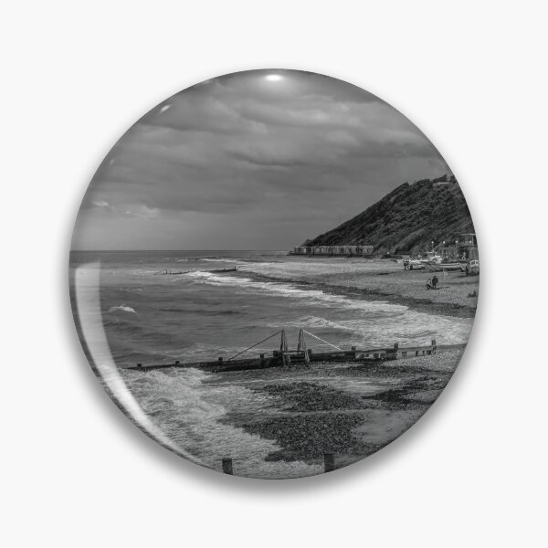 Artikelvorschau, Die majestätische Ruhe von Cromer Beach Monochrom entworfen und verkauft von Avril Harris.
