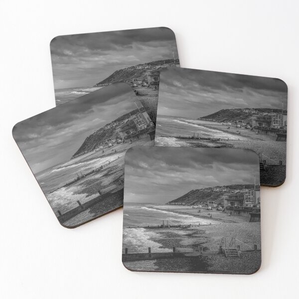 Artikelvorschau, Die majestätische Ruhe von Cromer Beach Monochrom entworfen und verkauft von Avril Harris.