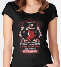 Leo Frau mit meinem Herzen auf meinem Ärmel ein Feuer in meiner Seele und einem Mund Tailliertes Rundhals-Shirt
