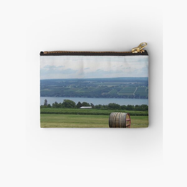 Artikelvorschau, Hier ist mein Lieblingsblick über den Seneca Lake vom Gelände des wunderschönen Glenora Winery in der Nähe von Watkins Glen. Morgen früh nach Hause fahren. entworfen und verkauft von Monnie Ryan.