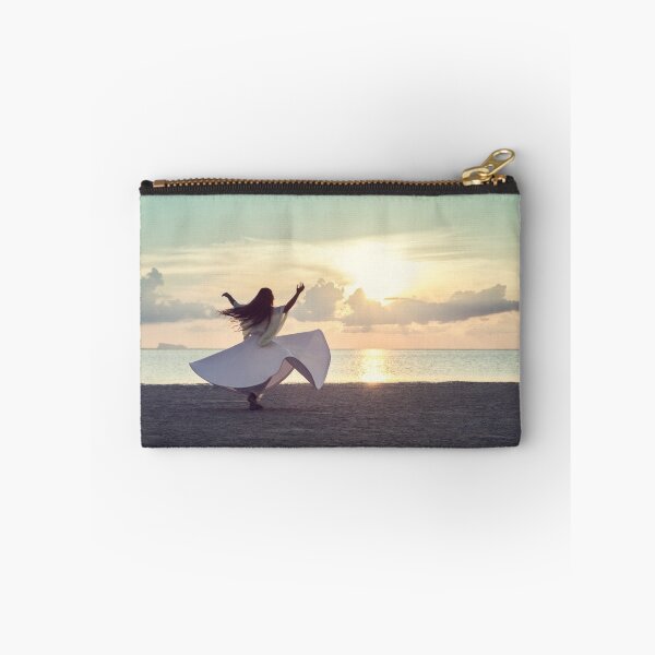 Artikelvorschau, Woman Dancing on the Beach at Sunset entworfen und verkauft von visualspectrum.