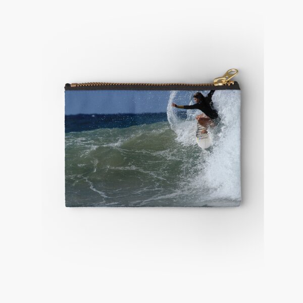 Aperçu de l'œuvre Woman Surfing Snapper Rocks 04.09.2013 créée et vendue par Noel Elliot.