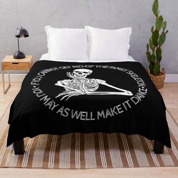 Artikelvorschau, Skelett T-Shirt“Wenn du das Familienskelett nicht loswerden kannst, kannst du es genauso gut tanzen lassen entworfen und verkauft von ColoNue.