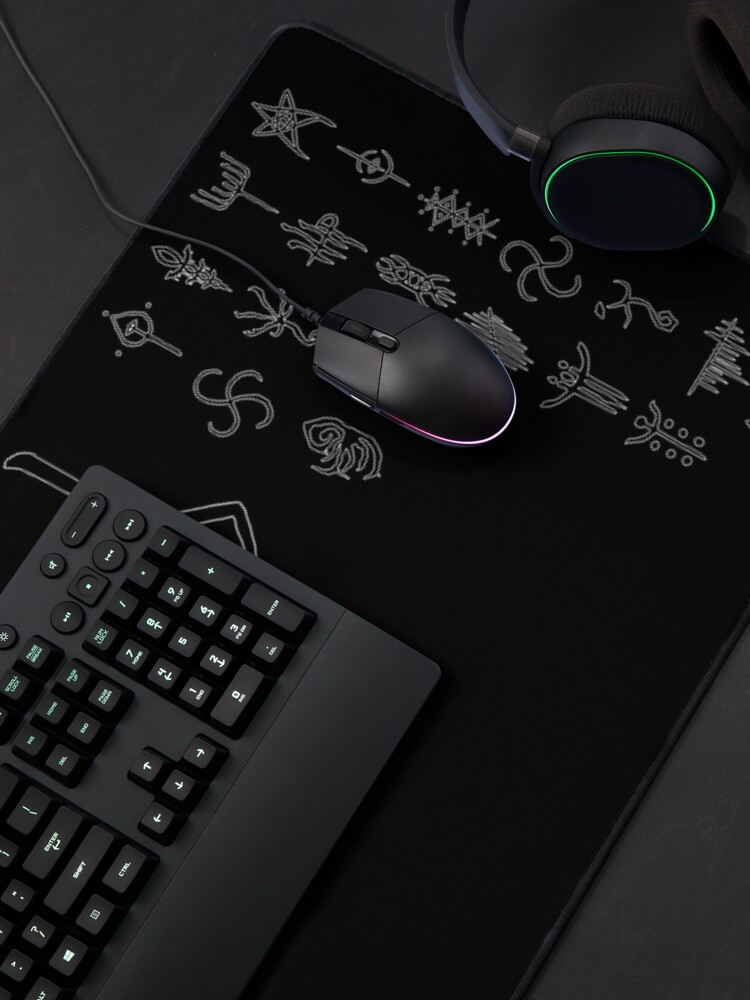 Aperçu 4 sur 5. Tapis de souris avec l'œuvre Runes de Caryll transmises par le sang créée et vendue par NuGamingMerch.