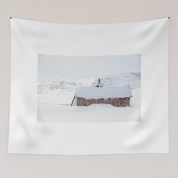 Artikelvorschau, Schneebedeckte Samihütte in den Bergen von Lappland entworfen und verkauft von Geoff Shoults.