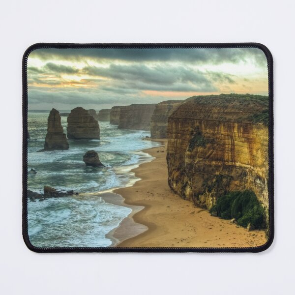 Aperçu de l'œuvre Great Ocean Road : douze apôtres, Australie, monument emblématique, falaises côtières, vagues bleues de l'océan, coucher de soleil créée et vendue par Ransyn Art.