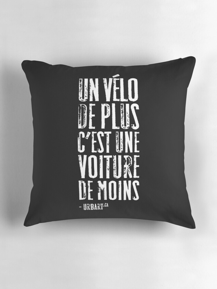 Aperçu 3 sur 4. Coussin avec l'œuvre UrbArt® - Un vélo de plus c est une voiture de moins créée et vendue par UrbArt.