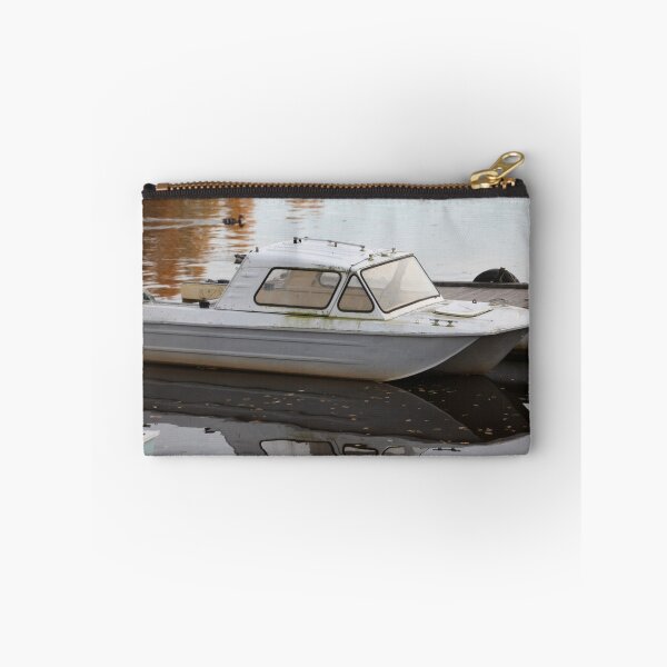 Aperçu de l'œuvre old motor boat créée et vendue par mrivserg.
